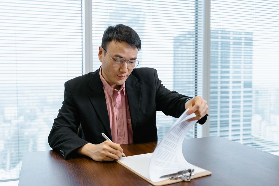契約書に目を通している男性